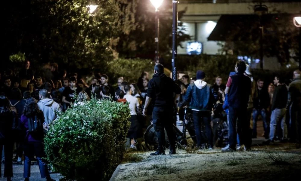Αγία Παρασκευή: Πάνω από 200 άτομα στην πλατεία Αγίου Ιωάννου -Επικεφαλής στέλεχος του ΑΝΤΑΡΣΥΑ